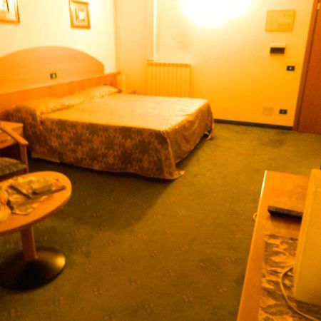 Ascot Lodging Cardano Al Campo Eksteriør billede