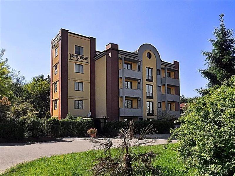 Ascot Lodging Cardano Al Campo Eksteriør billede