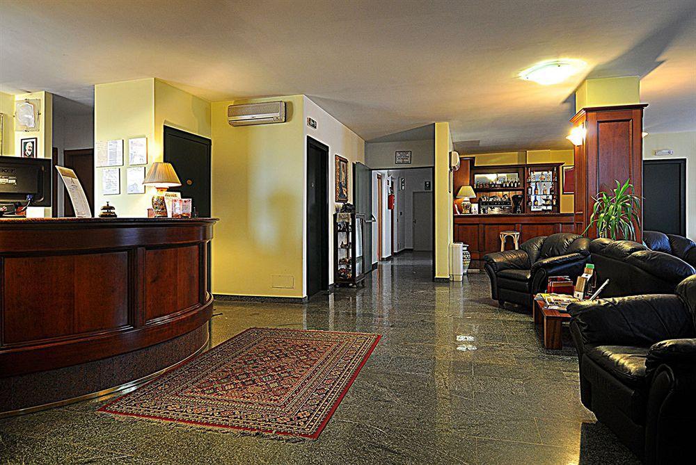 Ascot Lodging Cardano Al Campo Interiør billede