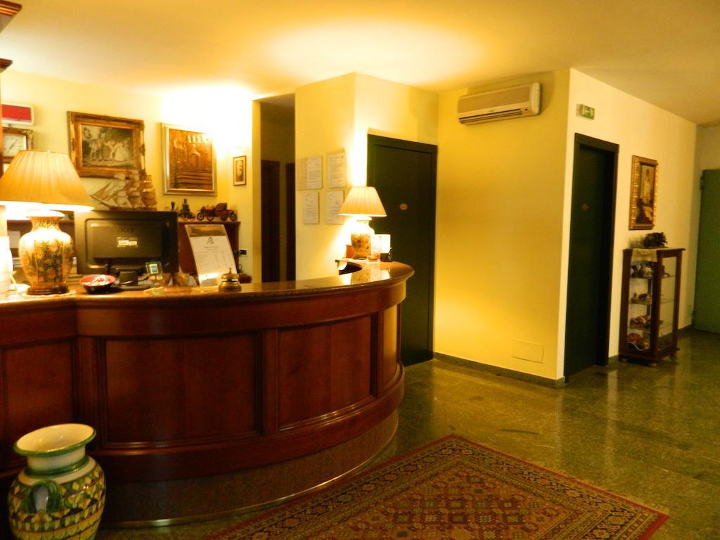Ascot Lodging Cardano Al Campo Eksteriør billede