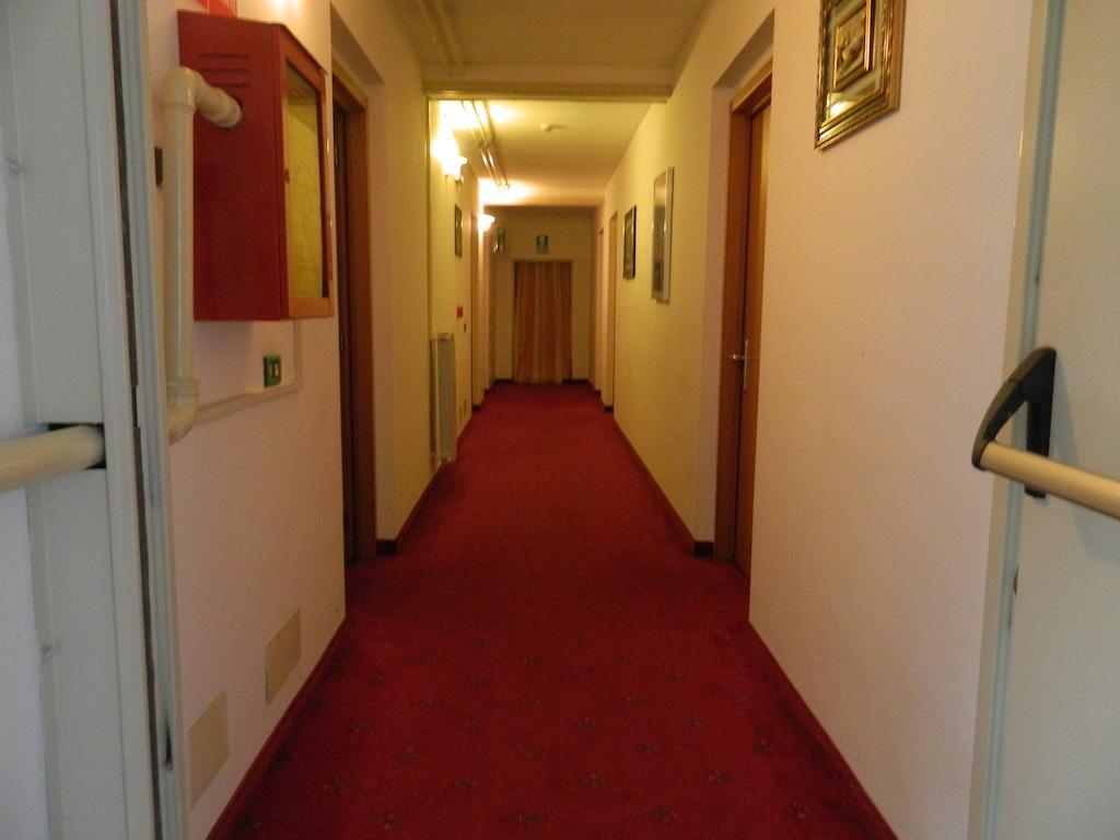 Ascot Lodging Cardano Al Campo Eksteriør billede