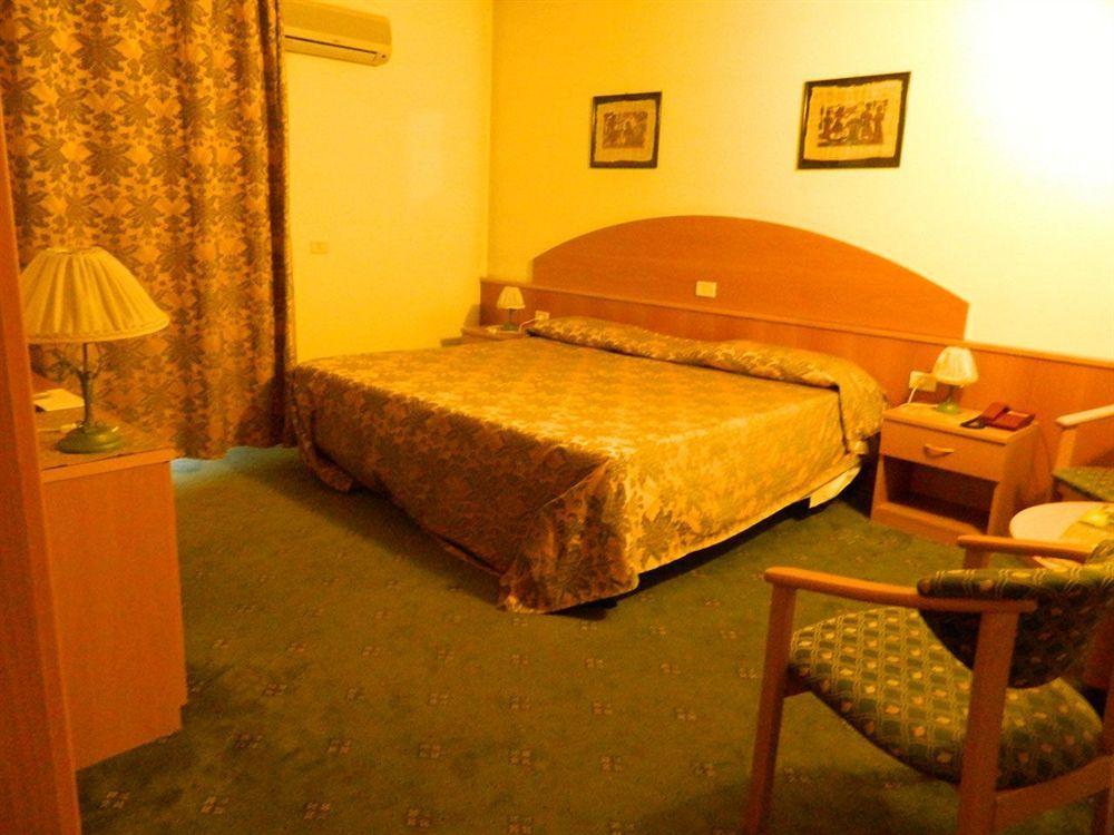 Ascot Lodging Cardano Al Campo Eksteriør billede