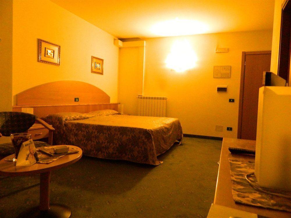 Ascot Lodging Cardano Al Campo Eksteriør billede