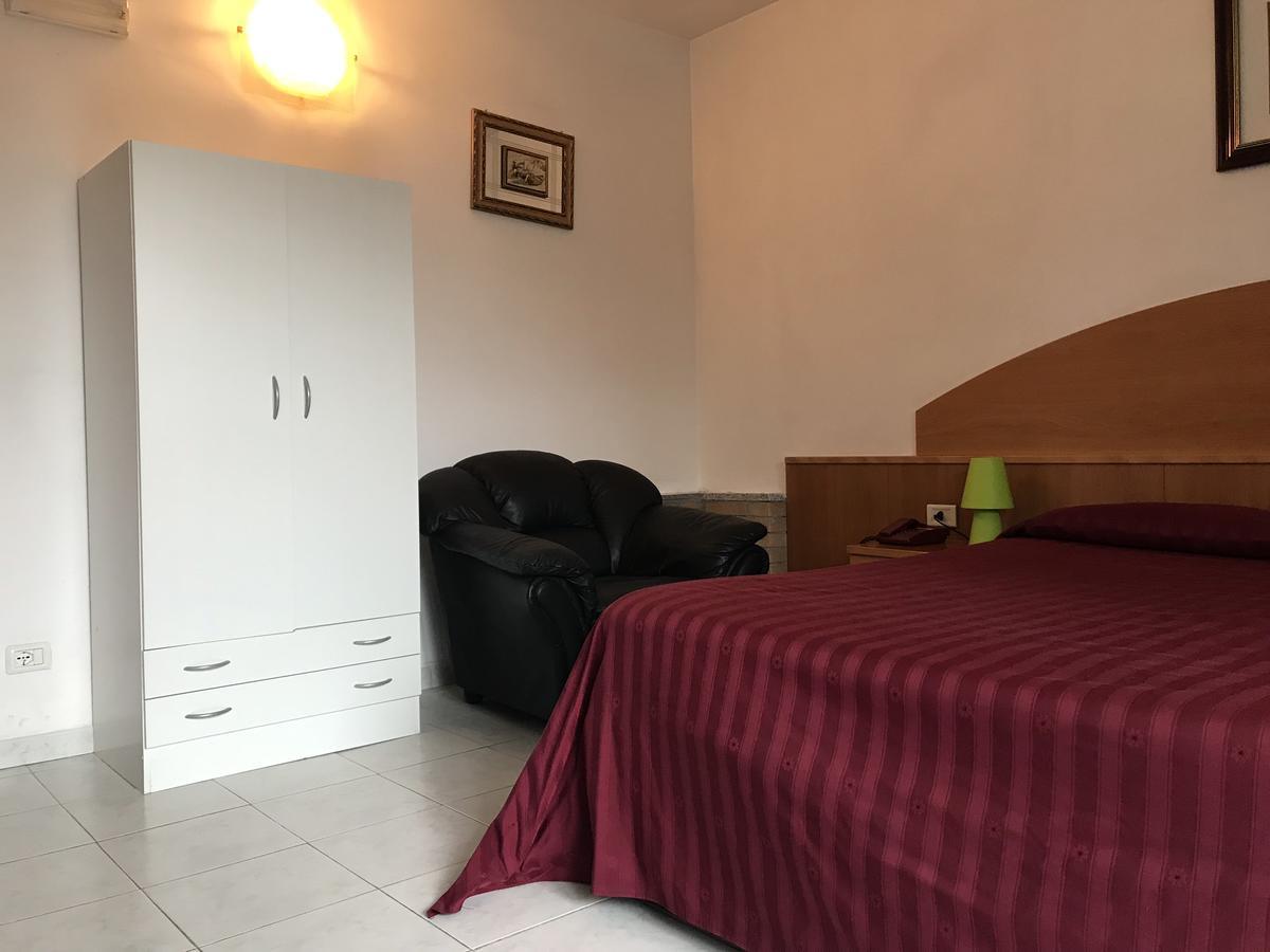 Ascot Lodging Cardano Al Campo Eksteriør billede