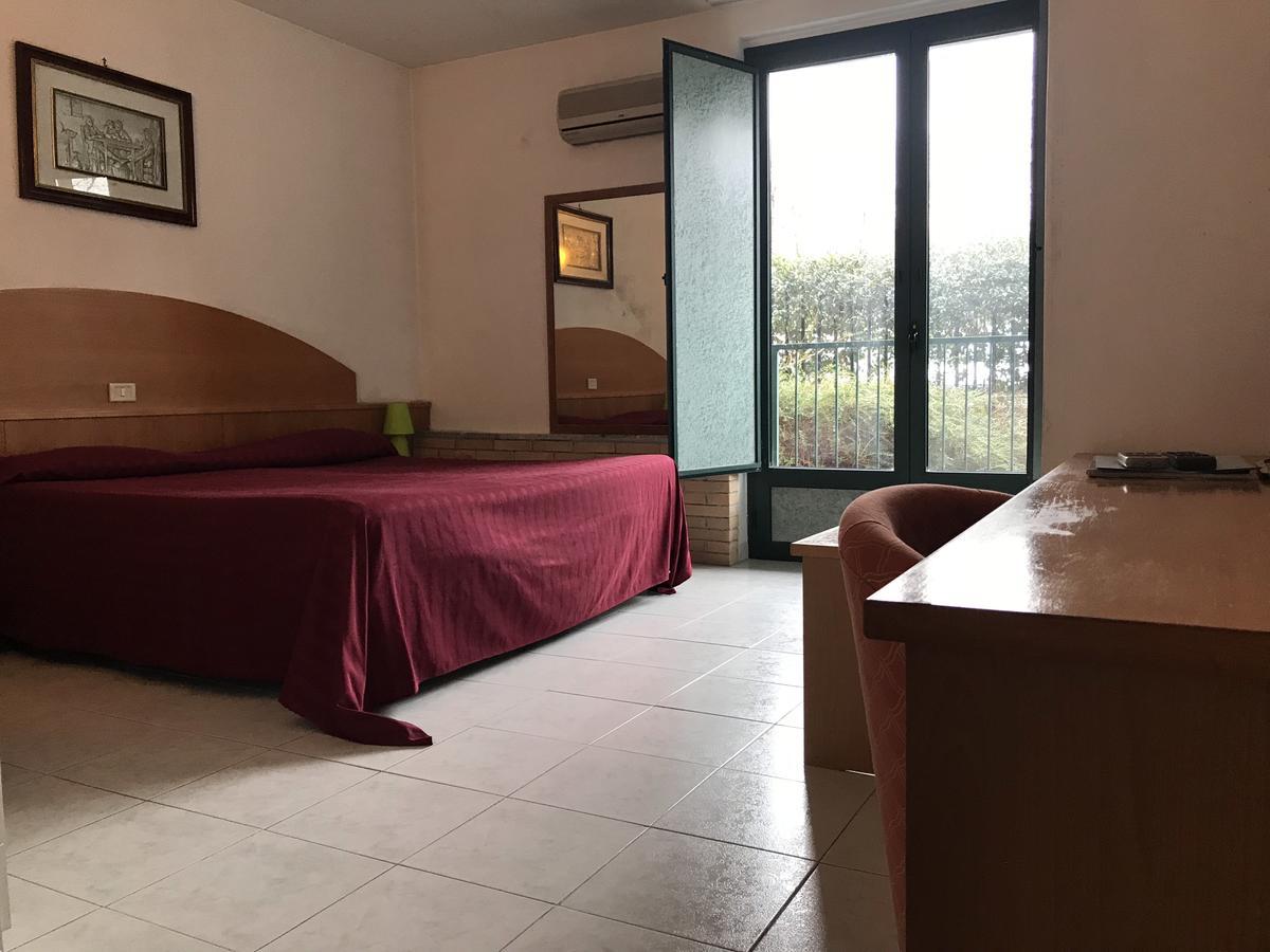 Ascot Lodging Cardano Al Campo Eksteriør billede