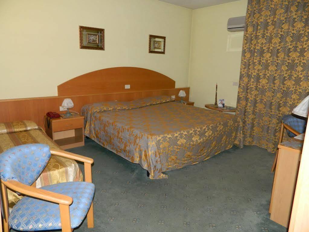 Ascot Lodging Cardano Al Campo Eksteriør billede