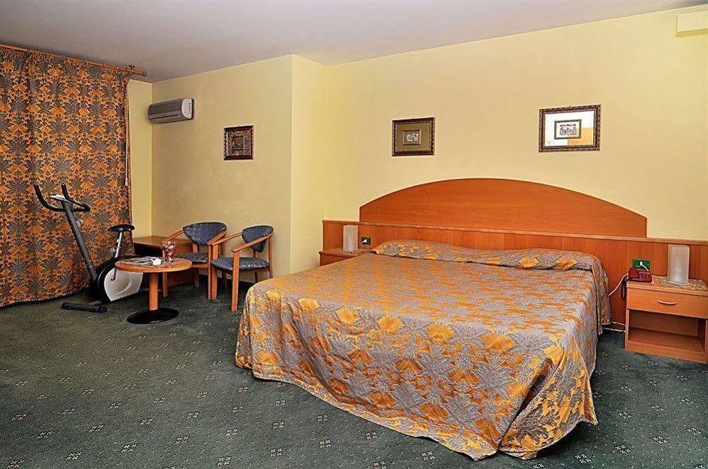 Ascot Lodging Cardano Al Campo Eksteriør billede